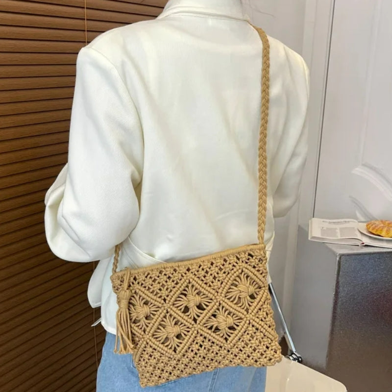 Pochette avec travail en macramé