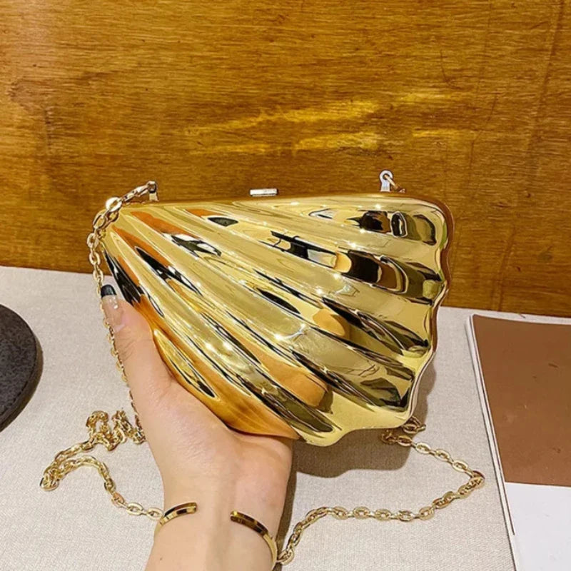 Pochette de soirée à l’allure sculpturale et lumineuse