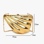 Pochette de soirée au style sculptural et brillant