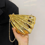 Pochette de soirée éclatante au design sculptural