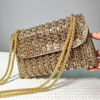 Pochette de soirée ornée de strass dorés