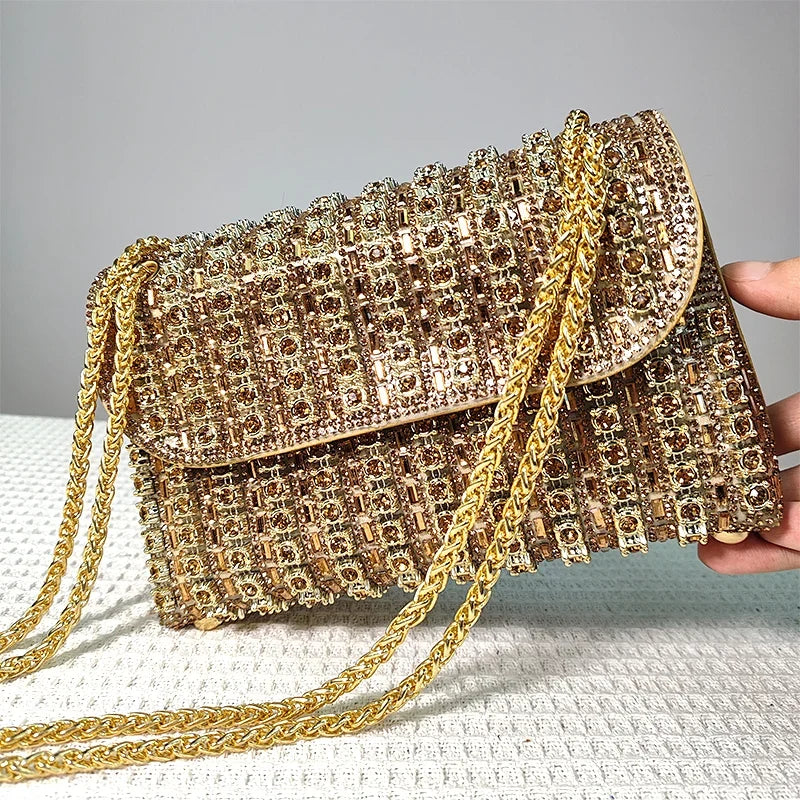Pochette de soirée ornée de strass dorés