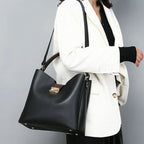 Pochette et sac assortis en ensemble