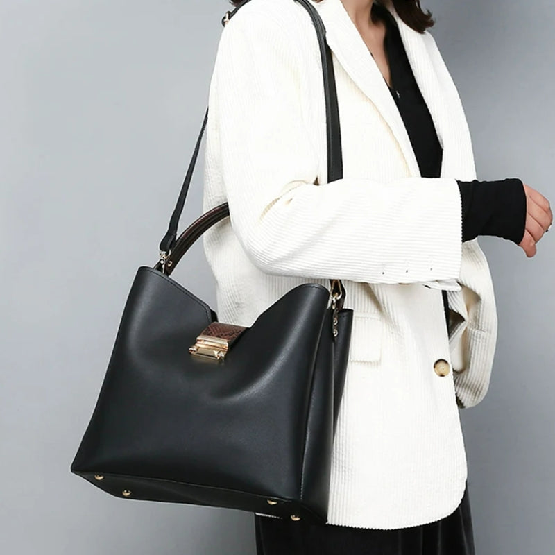 Pochette et sac assortis en ensemble