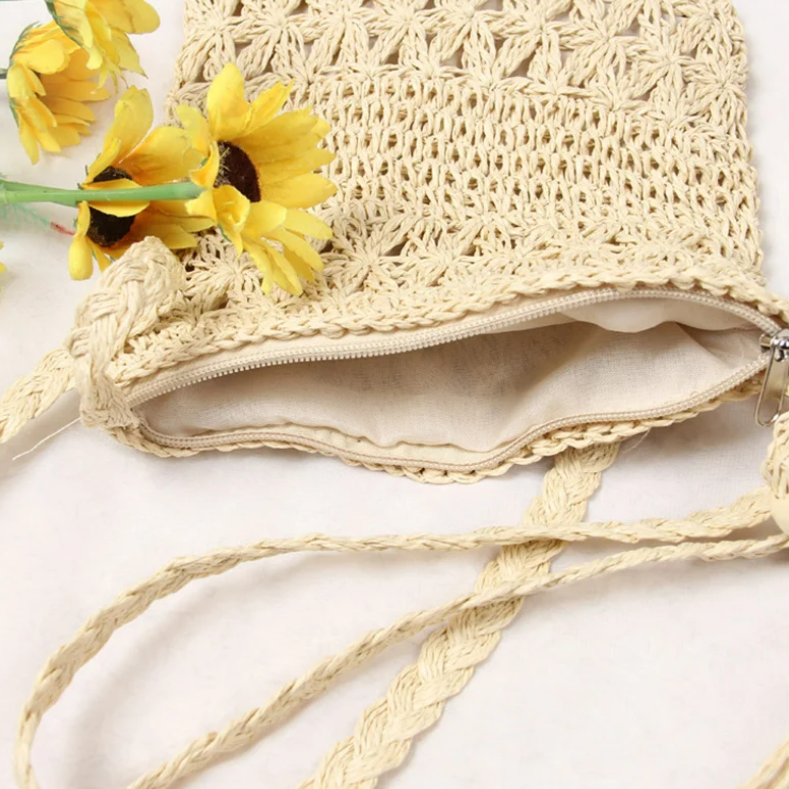 Pochette féminine confectionnée en paille