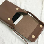Pochette féminine portée en bandoulière