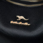 Pochette femme de petite taille portée à la main