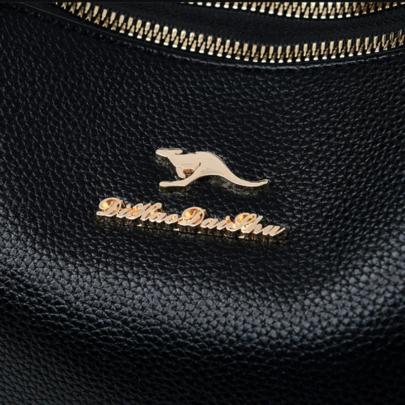 Pochette femme de petite taille portée à la main