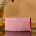 Pochette moderne et rose destinée aux soirées