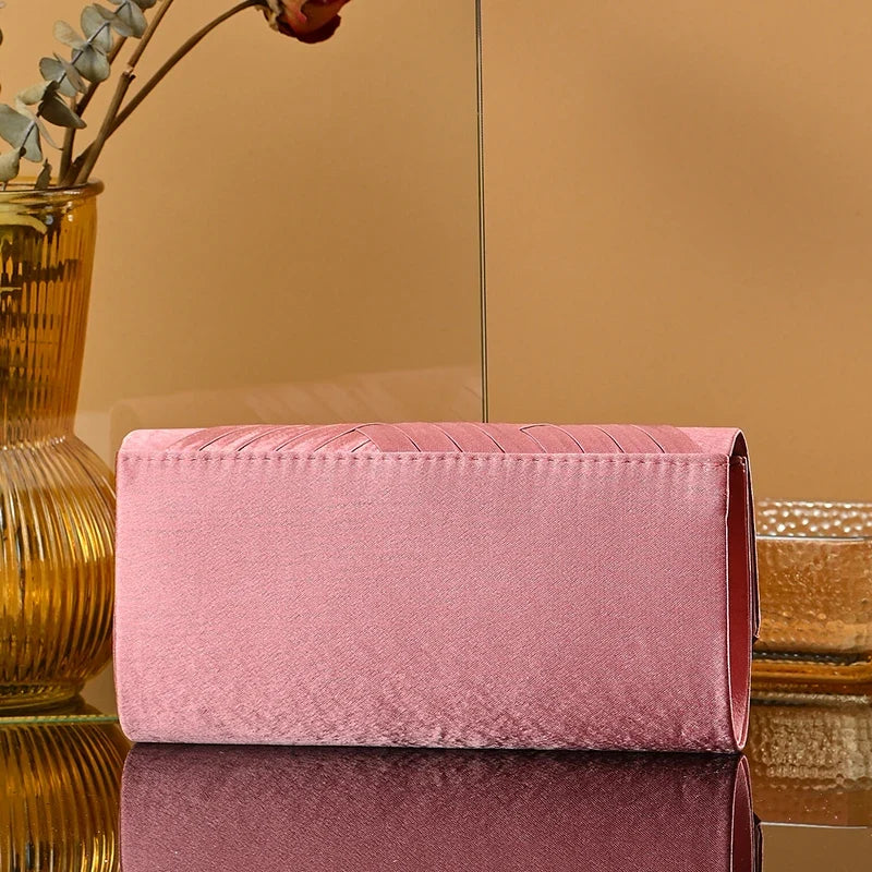 Pochette moderne et rose destinée aux soirées
