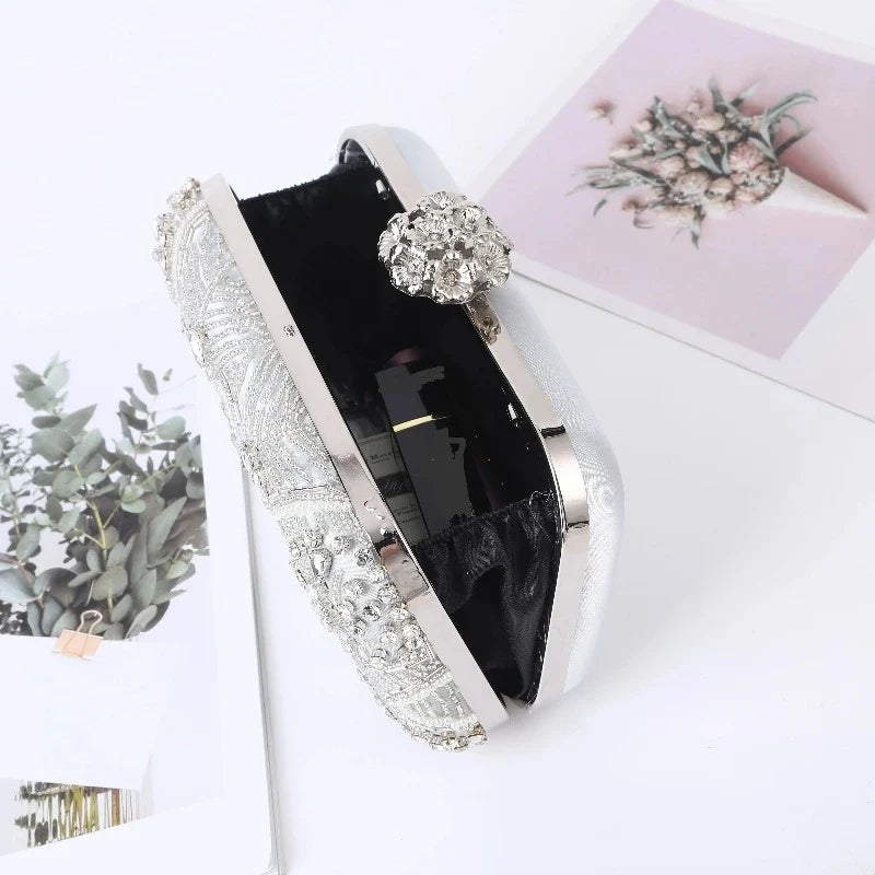 Pochette parée de strass