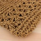 Pochette pour femme réalisée en paille