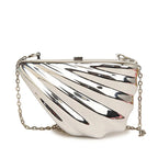 Pochette pour soirée au design sculptural et fini éclatant