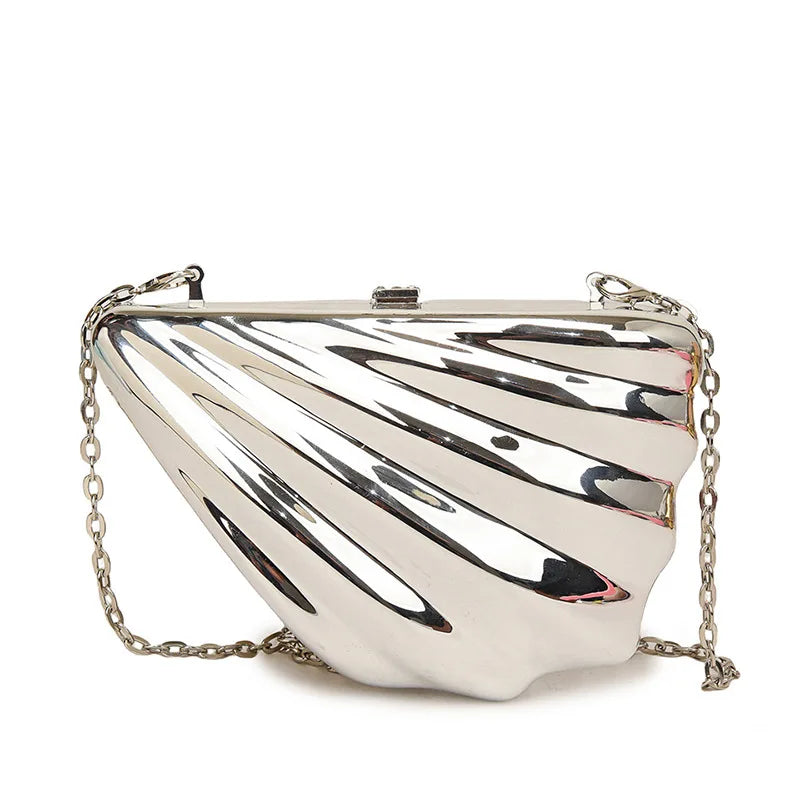Pochette pour soirée au design sculptural et fini éclatant