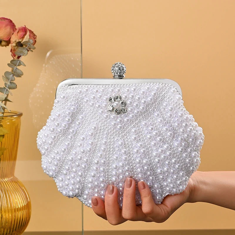 Pochette pour soirée inspirée d’un coquillage
