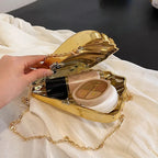 Pochette sculpturale au rendu éclatant pour soirée