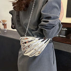 Pochette sculpturale pour soirée à finition lumineuse