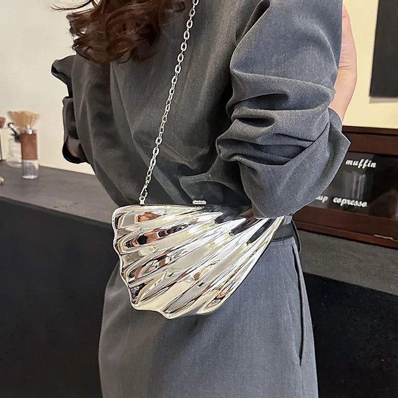 Pochette sculpturale pour soirée à finition lumineuse