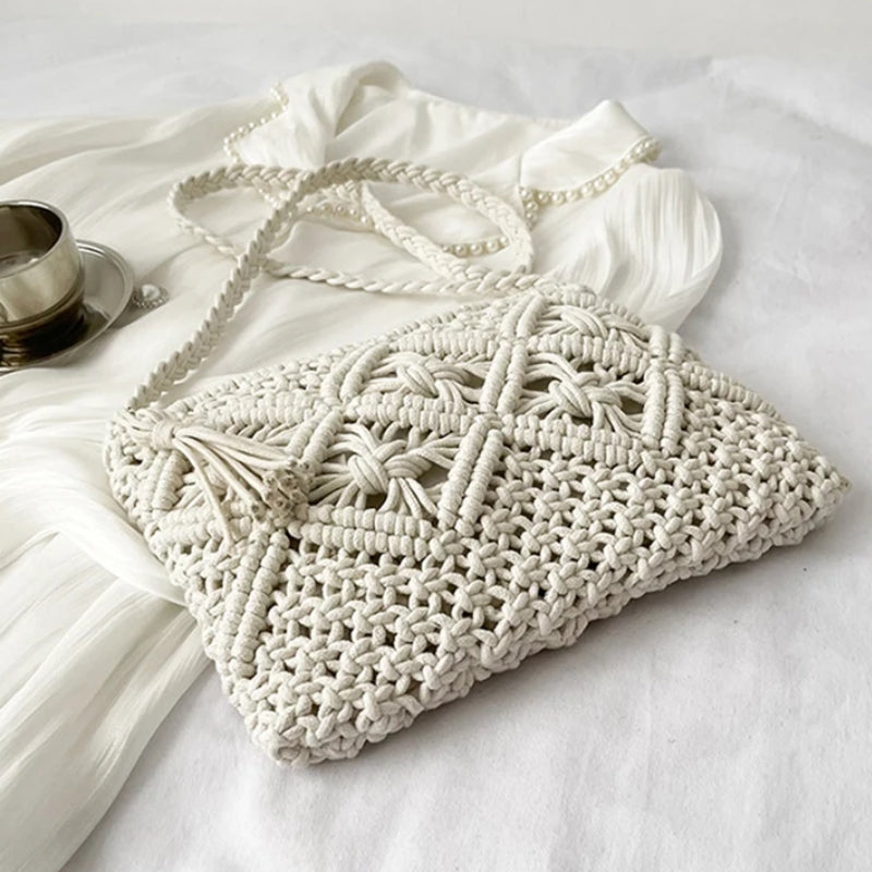 Pochette travaillée en macramé