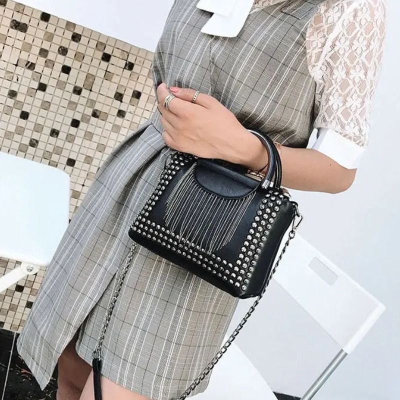 Raffiné et élégant petit sac à main noir