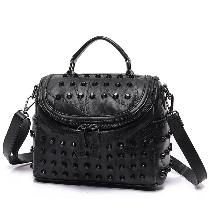 Sac à bandoulière au style clouté