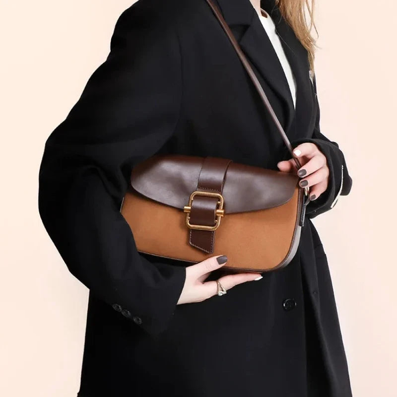 Sac à bandoulière marron au format baguette