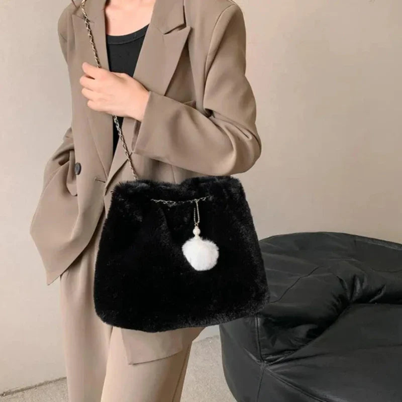 Sac à main à pompon en fourrure synthétique
