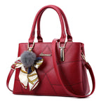 Sac à main assorti d'un foulard