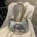 Sac à main au format baguette avec design audacieux et clou argenté
