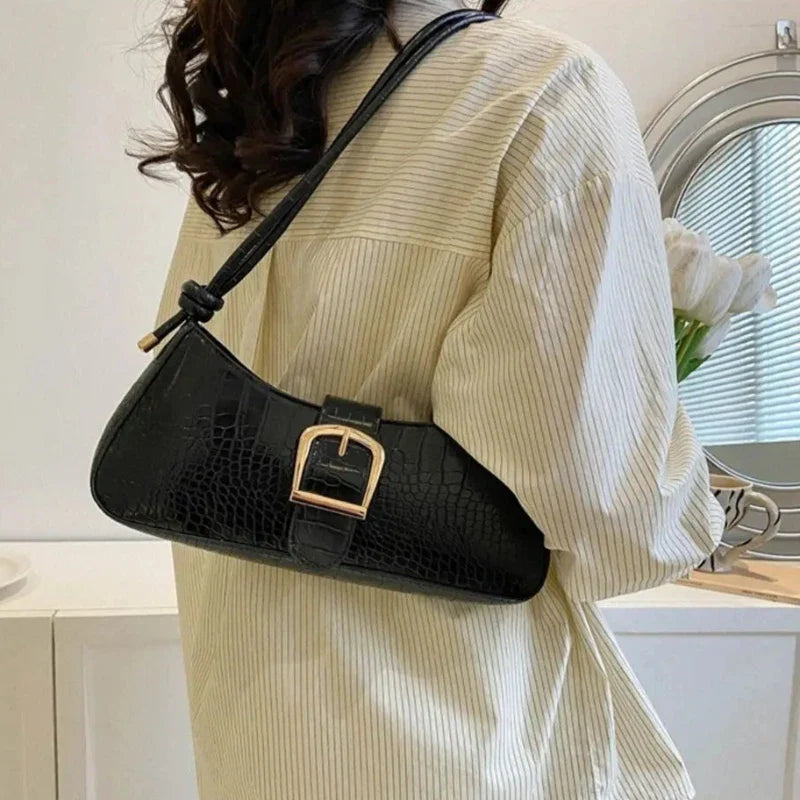 Sac à main au format baguette en simili à boucle métallique chic