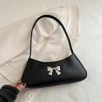 Sac à main au format baguette orné d’un nœud décoratif glamour