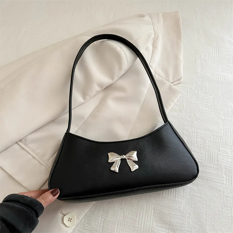Sac à main au format baguette orné d’un nœud décoratif glamour