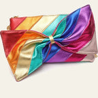 Sac à main aux teintes multicolores avec nœud papillon