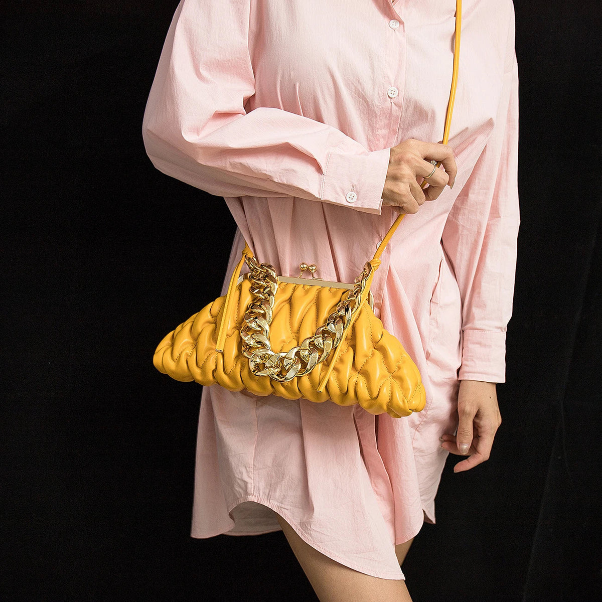 Sac à main avec bandoulière et chaîne dorée