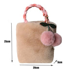 Sac à main avec pendentif cerise en fourrure synthétique