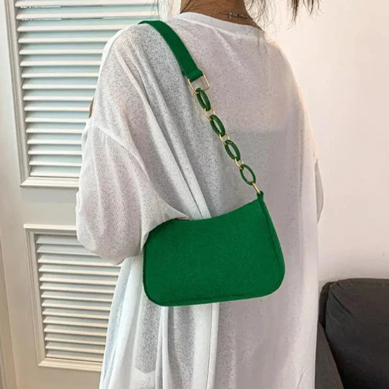 Sac à main baguette au design réduit et teinte audacieuse