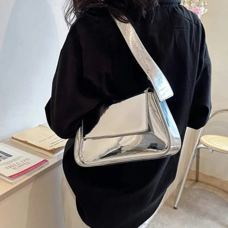 Sac à main baguette au fini métallique audacieux