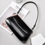 Sac à main baguette au profil compact et élégant