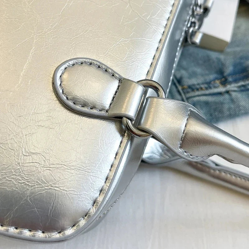 Sac à main baguette avec pendentif en simili