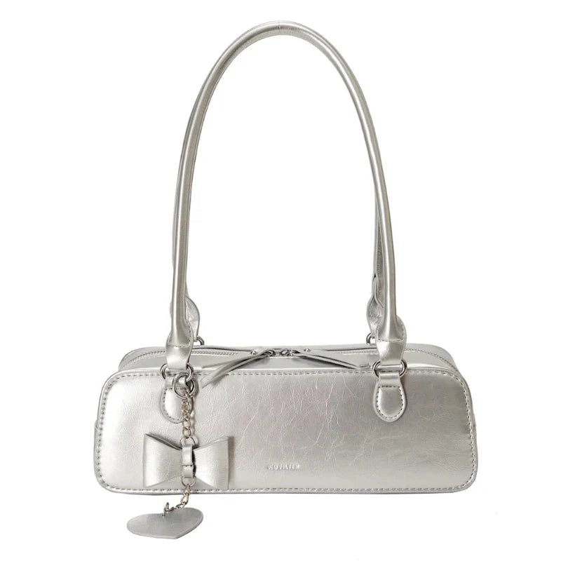 Sac à main baguette en simili avec pendentif