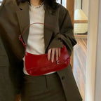 Sac à main baguette sophistiqué rouge au style intemporel