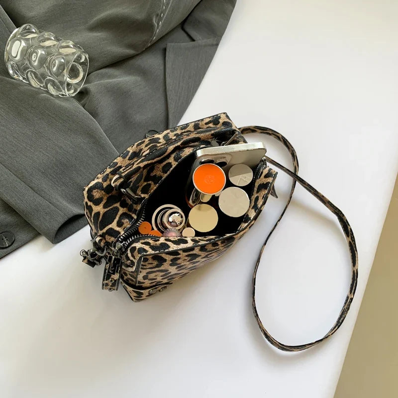 Sac à main bandoulière au style léopard moderne