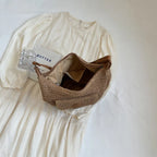 Sac à main chic d'inspiration bohème porté épaule