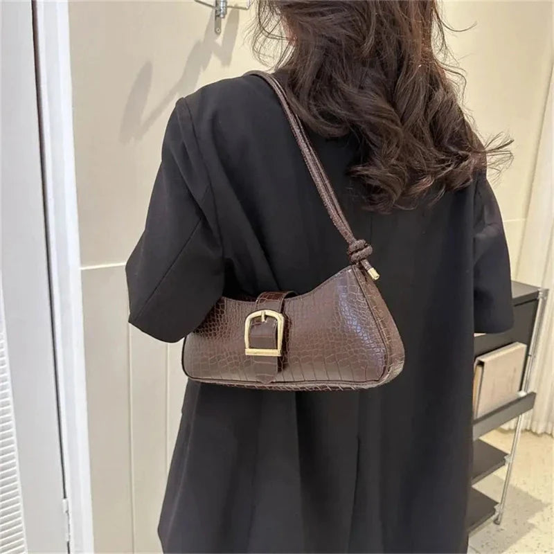 Sac à main chic en simili de forme baguette avec boucle métallique