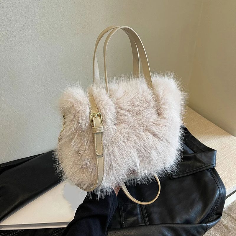 Sac à main chic et doux conçu en fausse fourrure