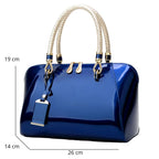 Sac à main chic et glamour pour mariage, finition vernie
