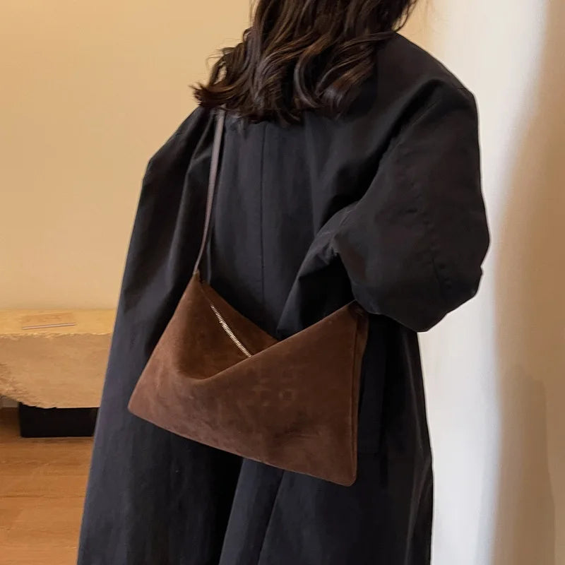 Sac à main chic forme baguette épurée
