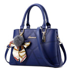 Sac à main complété par un foulard