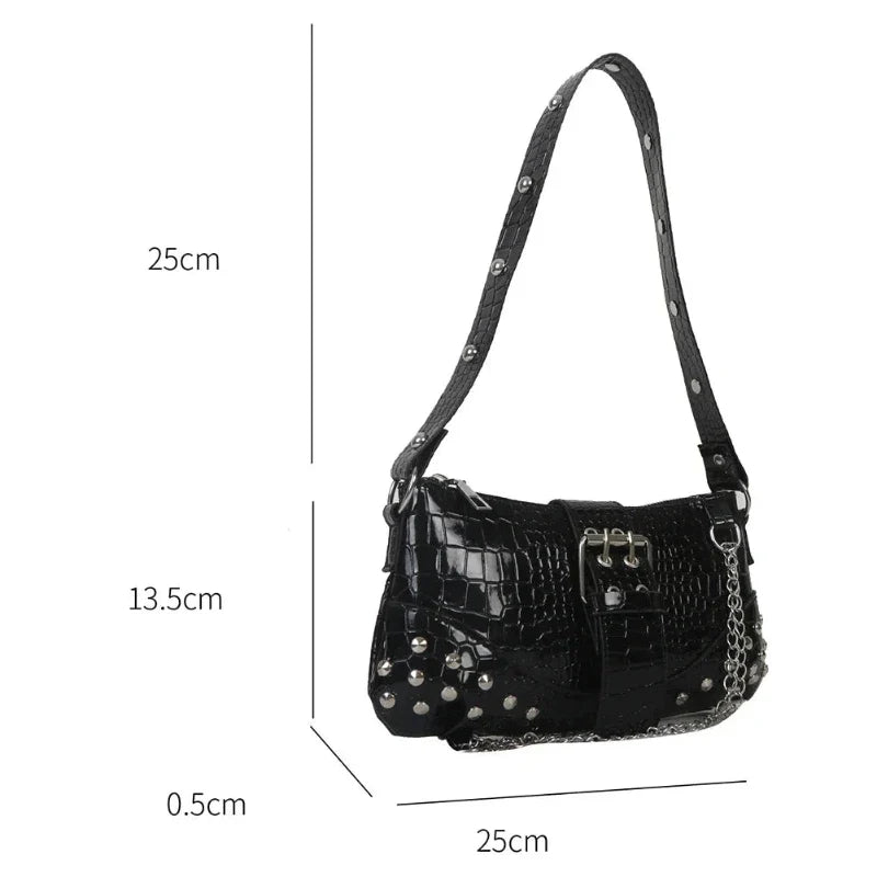 Sac à main design audacieux format baguette à clou argenté