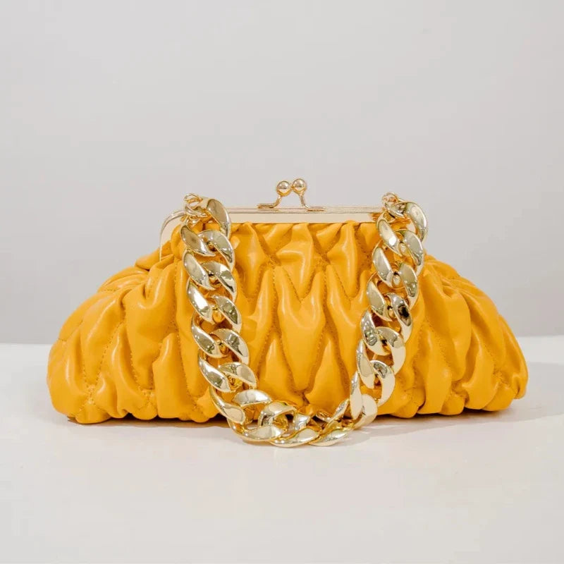 Sac à main doté d'une bandoulière à chaîne dorée